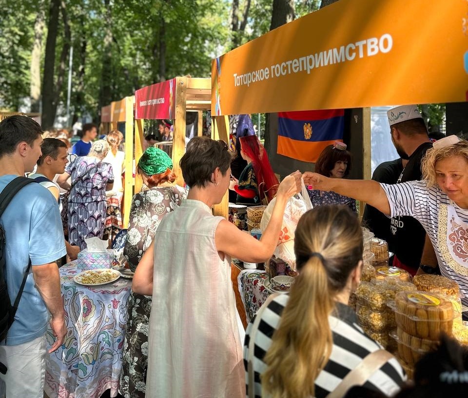 Ярмарка национальных культур проходит в Нижнем Новгороде в День города - фото 1