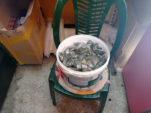 Тонну нелегального алкоголя и насвай нашли в подпольном магазине в Кстове - фото 2