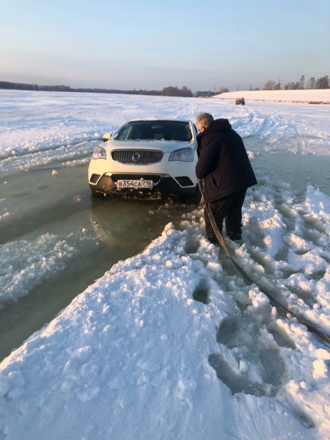 Автомобиль провалился под лед в Воротынском районе