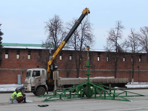 В Нижнем Новгороде началась установка главной городской елки - фото 1